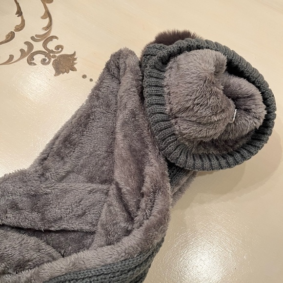 UGG Winter Grey sweater weather pom pom hat & infinity scarf set - Picture 6 of 8